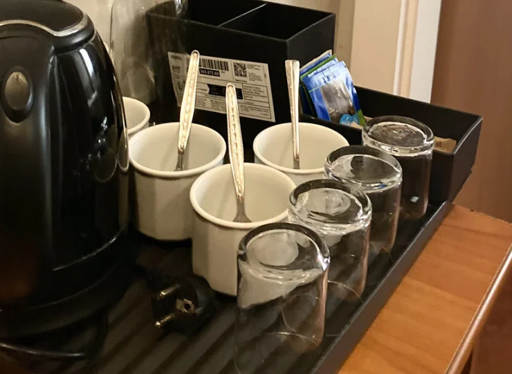 W pokoju jest zestaw do parzenia kawy i herbaty