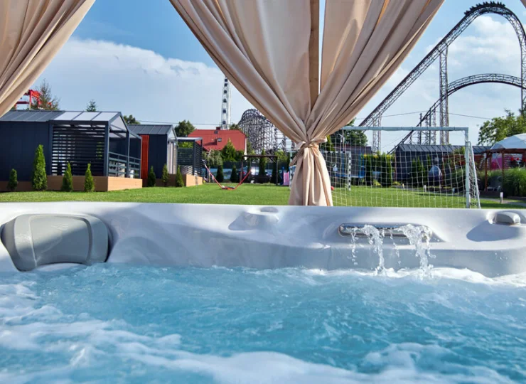 Można się relaksować z widokiem na roller coastery