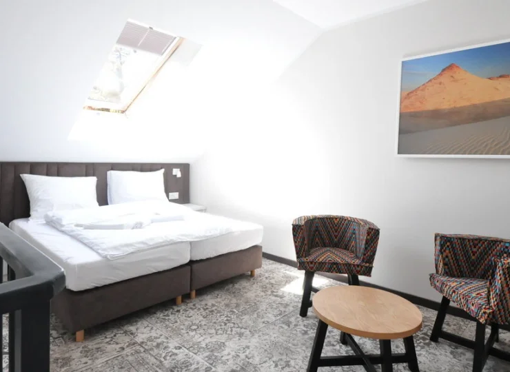 Na antresoli przygotowano wygodne łóżko dwuosobowe