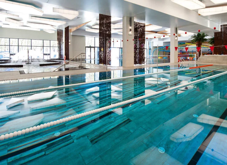 Aquapark oferuje kilka różnych basenów, w tym do pływania