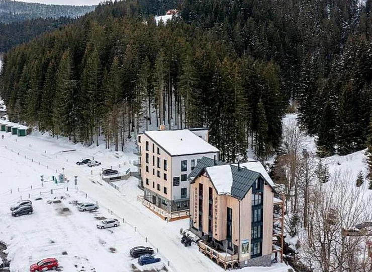 Zimą można dojechać na nartach wprost do hotelu
