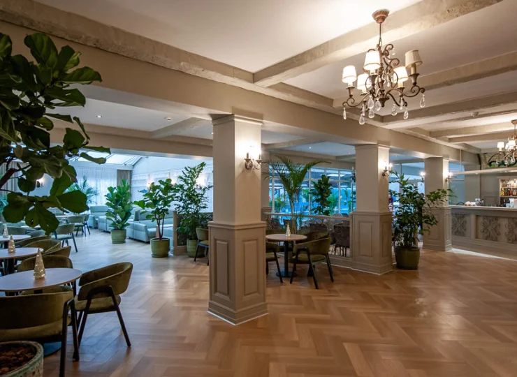 Jest także elegancka i spokojna restauracja a la carte oraz kawiarnia