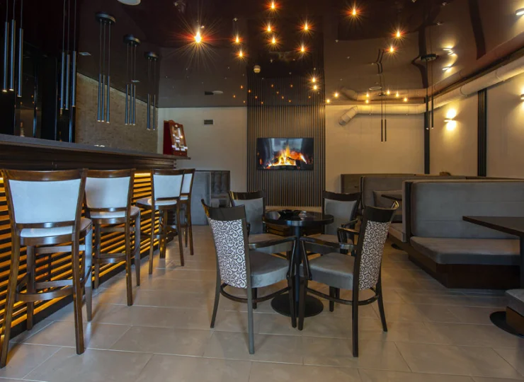 W hotelu oprócz restauracji jest też bar