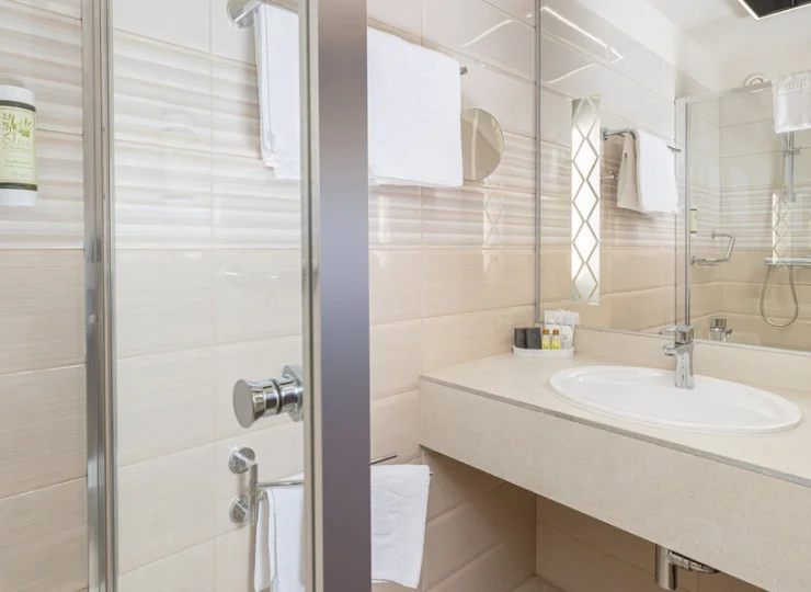 W łazienkach jest prysznic lub wanna i suszarka do włosów