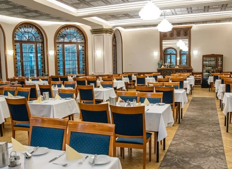 Śniadania i obiadokolacje są podawane w restauracji Hunyadi