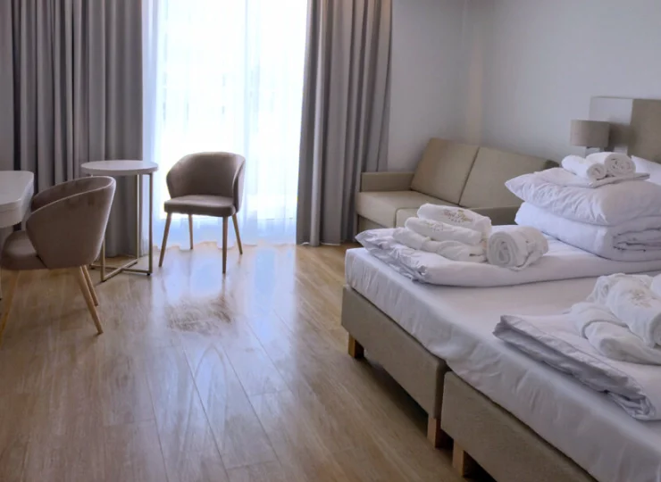 Rozkładana sofa w pokoju standard + pełni funkcję dostawek