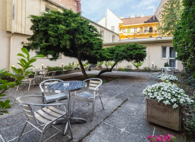 Dziedziniec hotelowy przyjemnie zaaranżowano zielenią