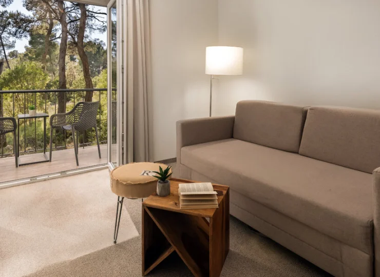 Kanapa w pokoju dziennym apartamentu superior