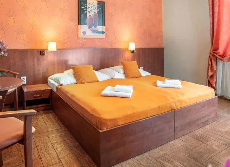 Przestronne pokoje są utrzymane w ciepłych barwach