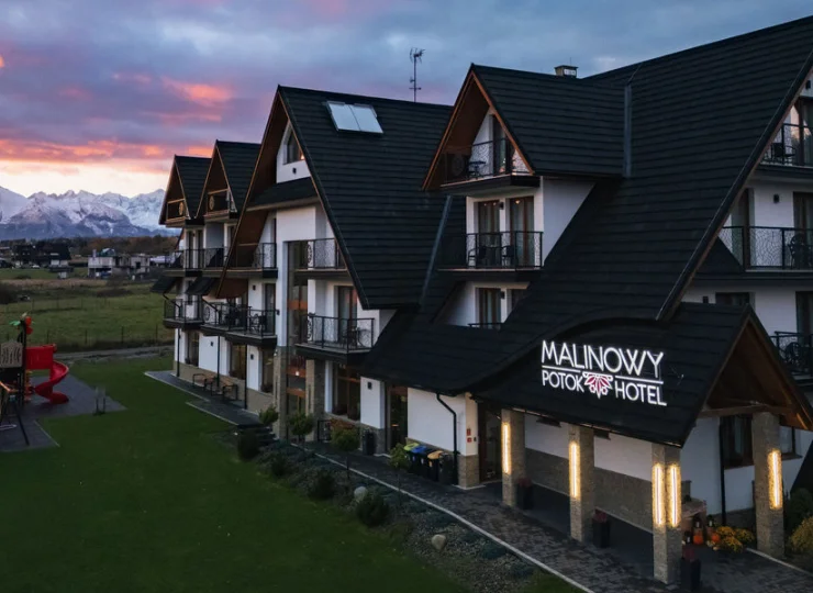 Przed hotelem w sezonie wiosenno-letnim czekają atrakcje na dzieci