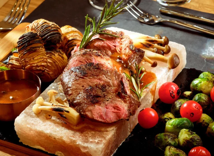 Łączy lokalne produkty z globalnymi inspiracjami w duchu wyrafinowanej kuchni