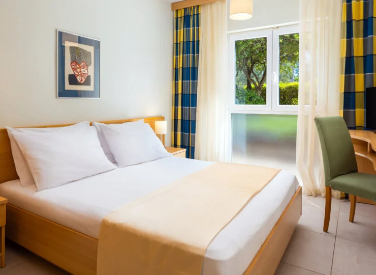 Pokój 2-os. standard nie ma balkonu, ale przez okno widać śródziemnomorski ogród