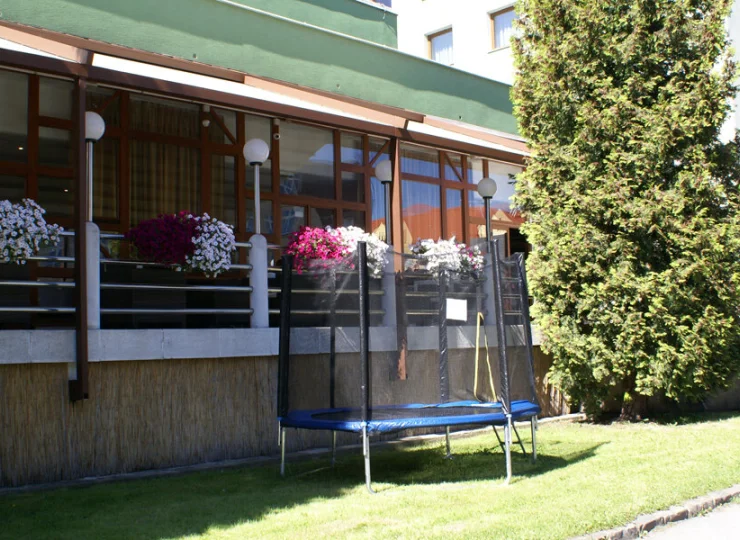 Jest tu kącik zabaw dla dzieci oraz sezonowa trampolina