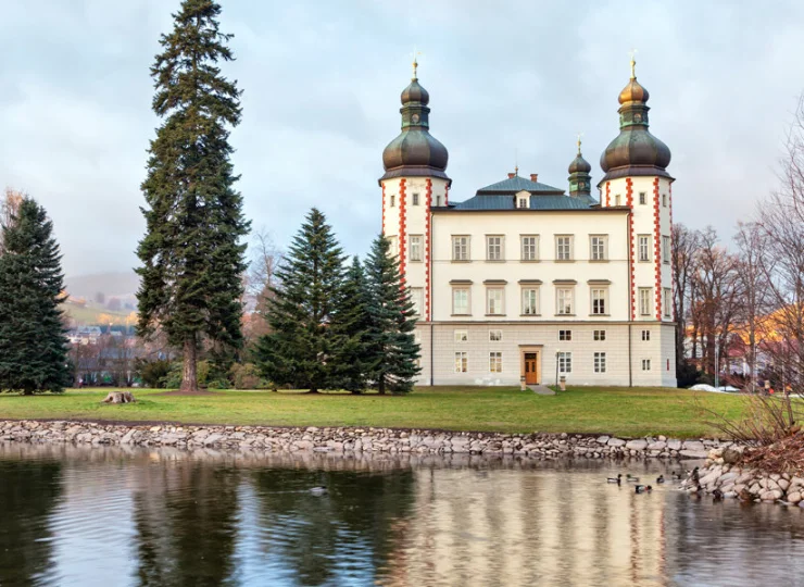 Hotel znajduje się niedaleko renesansowego zamku i parku zamkowego