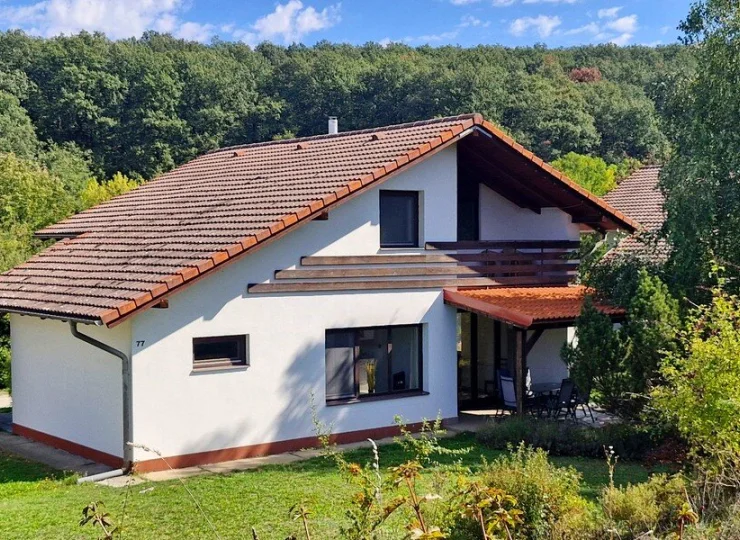 Domki są otoczone odprężającą zielenią