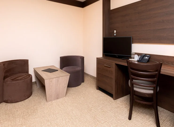 W pokoju jest miejsce do pracy, minibar, TV, wifi, są też szlafroki