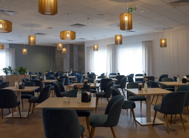 Hotelowa restauracja jest dla komfortu gości klimatyzowana