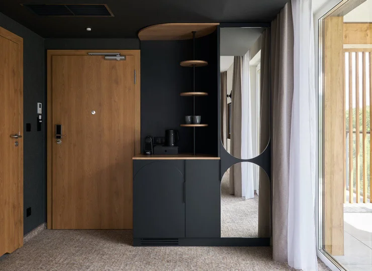 W pokojach 2-os. oraz studio z widokiem na góry jest balkon