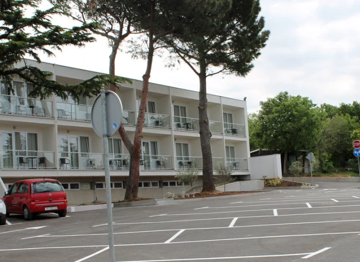 Hotel dysponuje hotelem wprost nad morzem