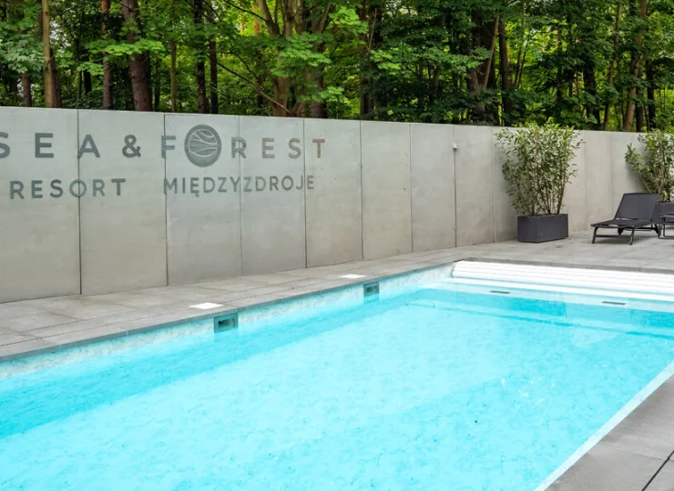 Apartamentowiec posiada wewnętrzną i zewnętrzną strefę basenową