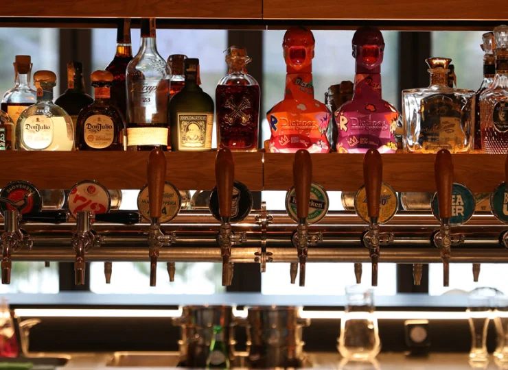 W hotelu są dobrze zaopatrzone drink bary