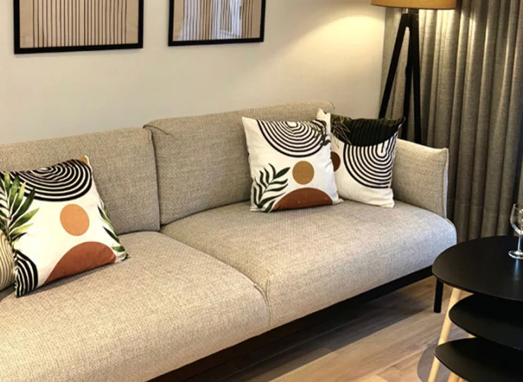 Sofa w pokoju dziennym w apartamencie 2+2 Superior Boho