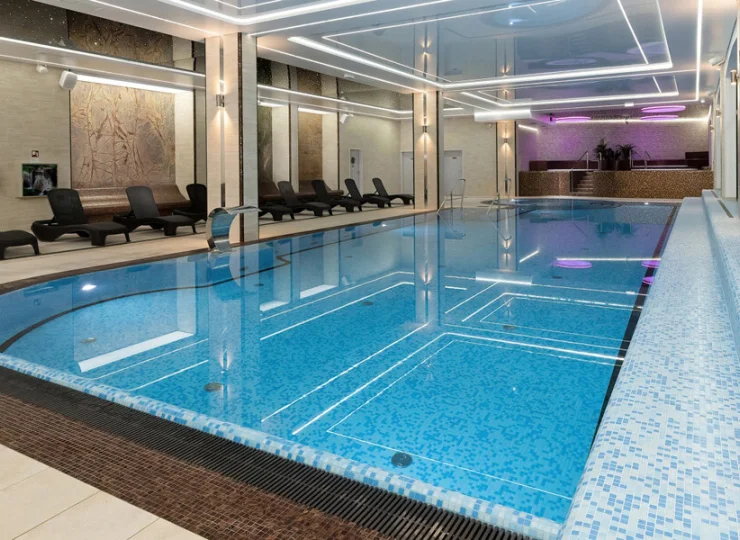 Przy basenie ustawiono leżaki, jest także wyjście na taras słoneczny