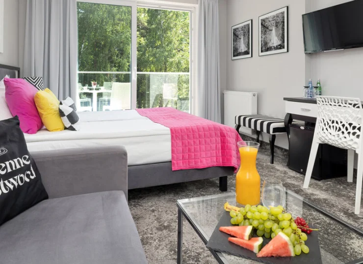 Pokoje deluxe mają dodatkowo sofę