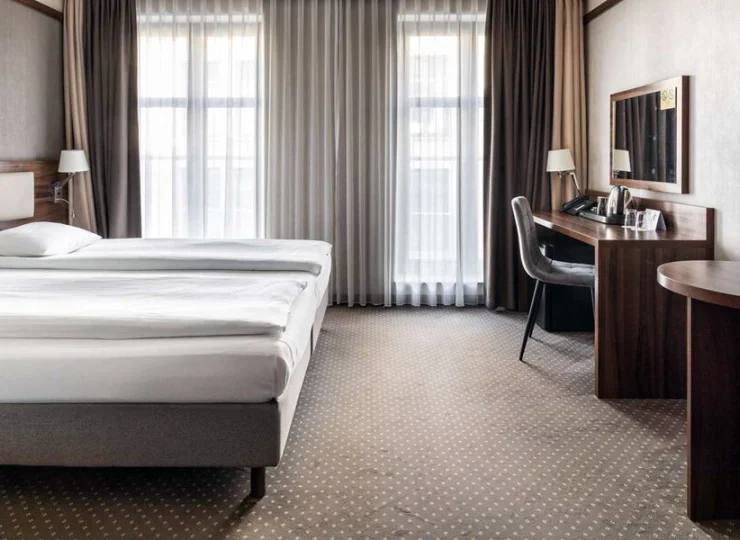 Dla gości przygotowano komfortowe i przestronne pokoje