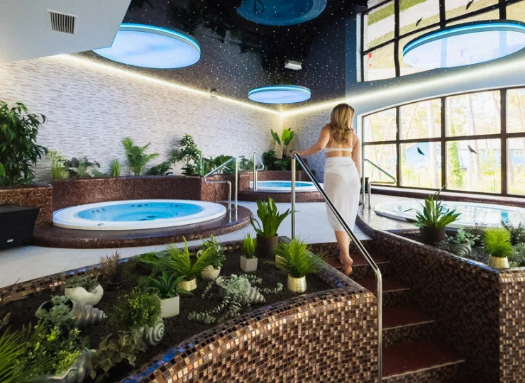 Obok basenu jest dodatkowo strefa z wannami jacuzzi