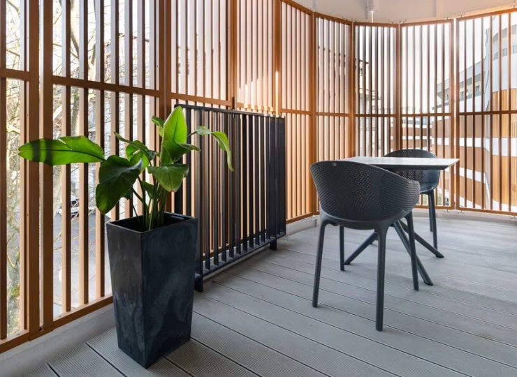 Apartament narożny w budynku C ma spory balkon