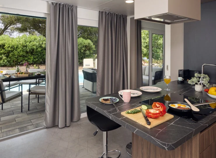 Każdy domek ma pokój dzienny z aneksem kuchennym