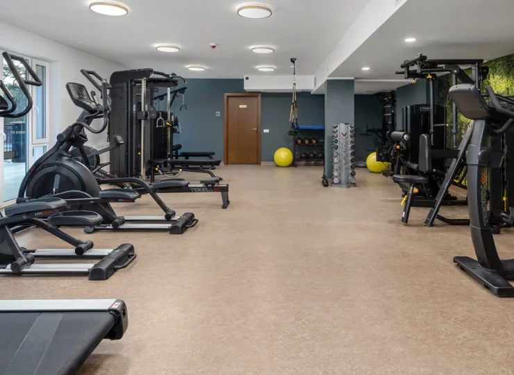 Znajduje się tu różnorodny sprzęt do ćwiczeń