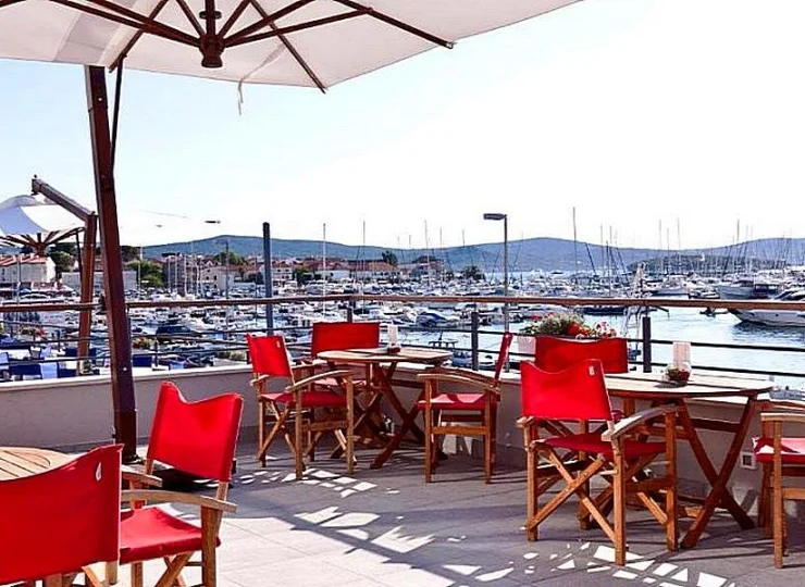 Śniadanie można zjeść na tarasie z widokiem na marinę