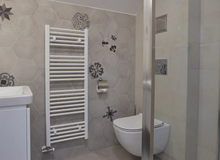 W łazience jest prysznic i suszarka do włosów