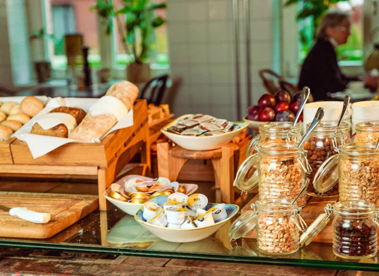 Bufet śniadaniowy jest urozmaicony