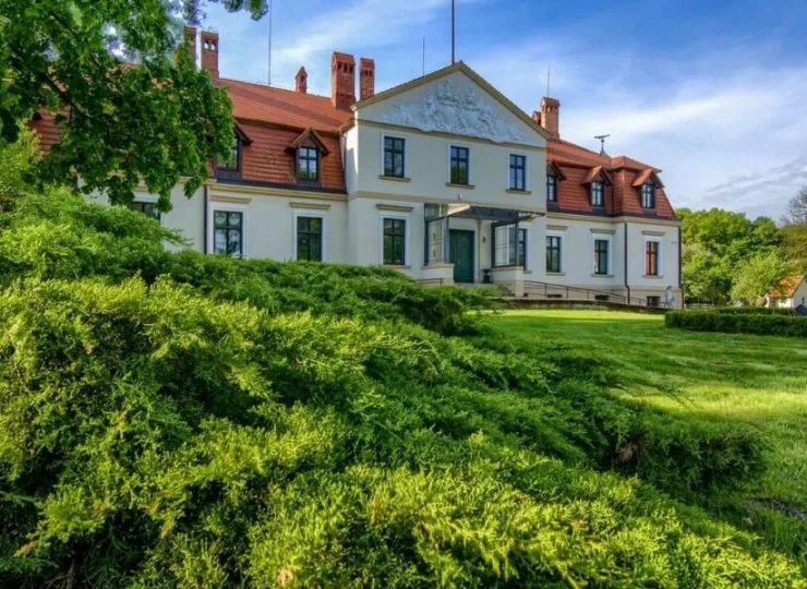 Obiekt położony jest na terenie dawnej letniej rezydencji Cesarza Wilhelma II
