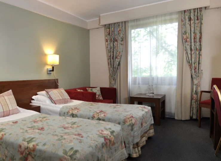 Ahotel oferuje zakwaterowanie w przestronnych, elegancko urządzonych pokojach