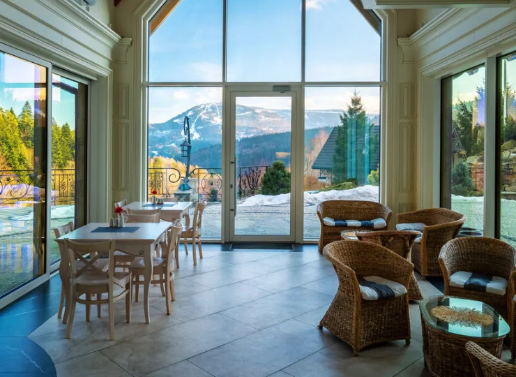 Panoramiczne okna znajdziemy też w hotelowej kawiarni