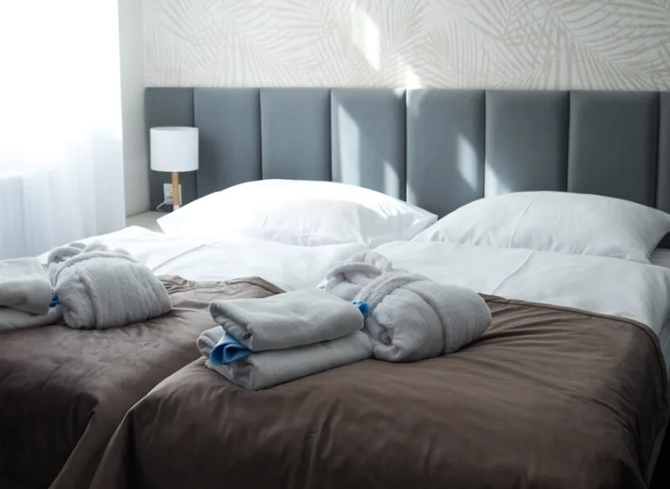 Na gości czekają tutaj w pełni odnowione pokoje 2-osobowe oraz 3-osobowe