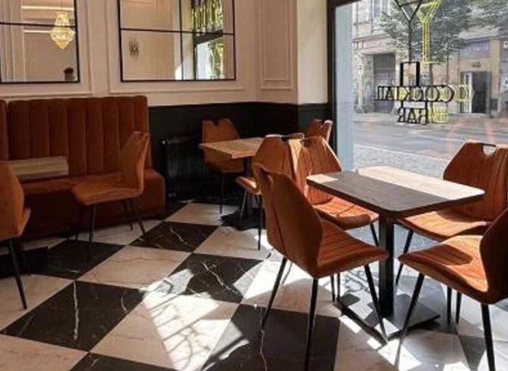W aparthotelu mieści się jadalnia śniadaniowa, kawiarnia i cocktail bar