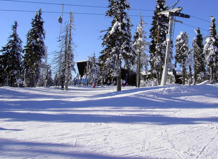 Znajdziecie tu kolejkę gondolową i kilka wyciągów orczykowych