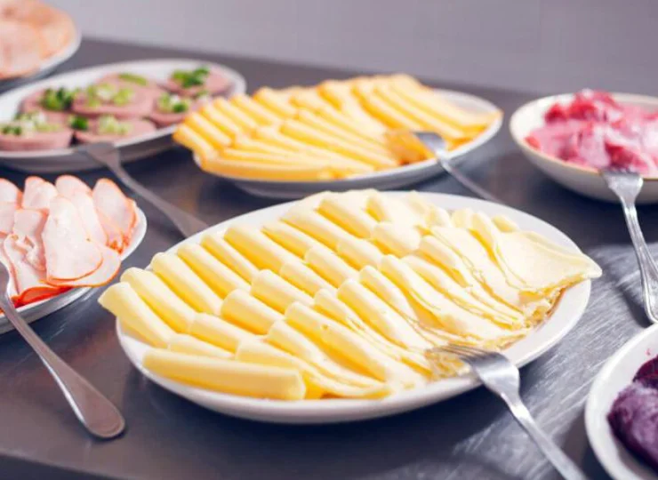 Śniadanie jest podawane w formie bufetu