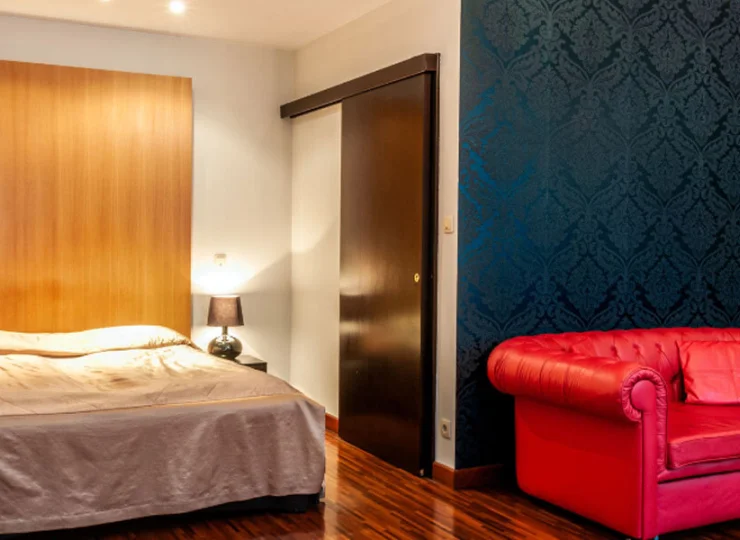 Studio 2-os. Neobarok jest bardzo przestronne i też ma balkon na Piotrkowską