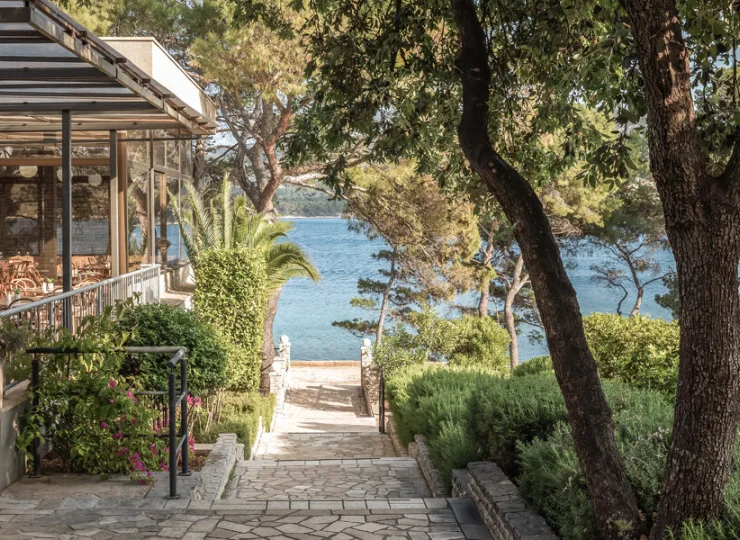 Zejście do morza z hotelu