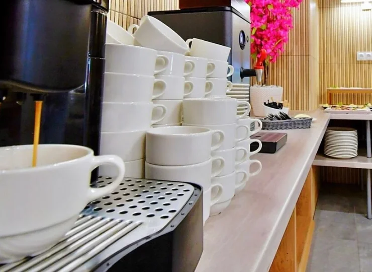 Na gości czeka kawa z ekspresu na dobry początek dnia