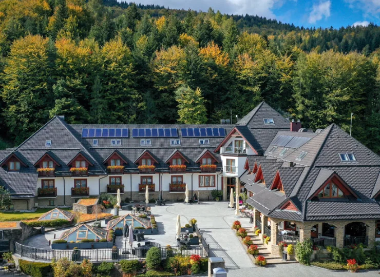 Hotel & SPA Czarny Groń jest położony w dolinie w Beskidzie Małym