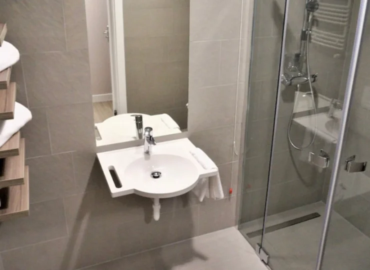 W elegancko urządzonej łazience znajduje się kabina prysznicowa