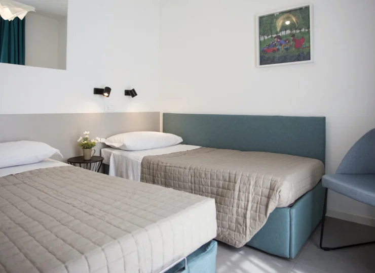 Jest sypialnia z podwójnym łóżkiem oraz mniejsza z pojedynczymi łóżkami