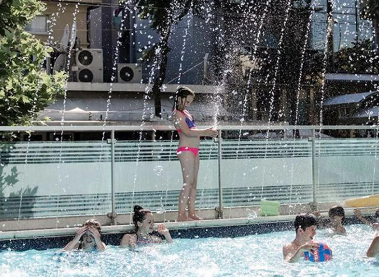 Dzieci lubią szaleństwa w basenie